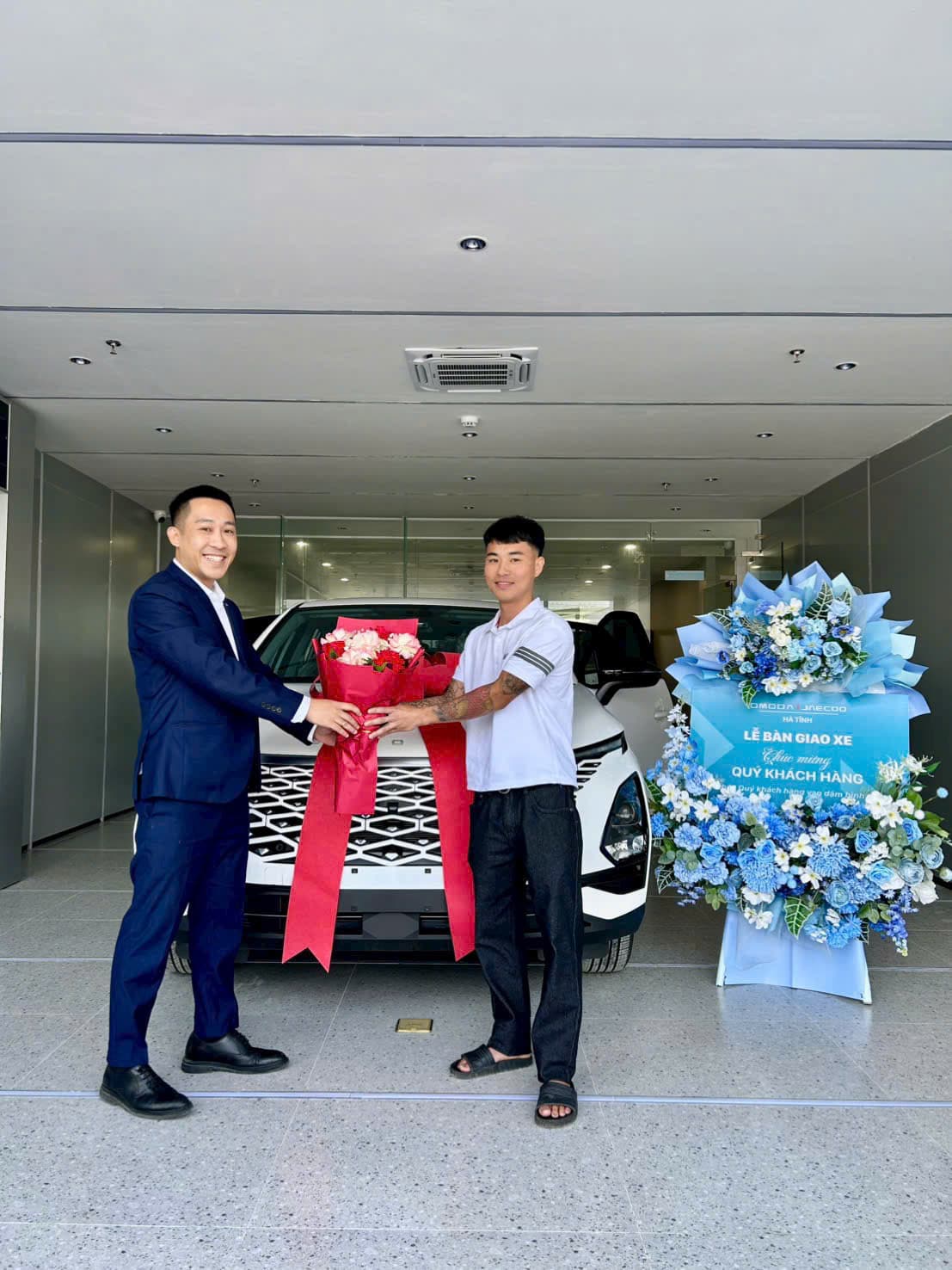 Tặng hoa chúc mừng – Omoda C5 trắng về nhà mới