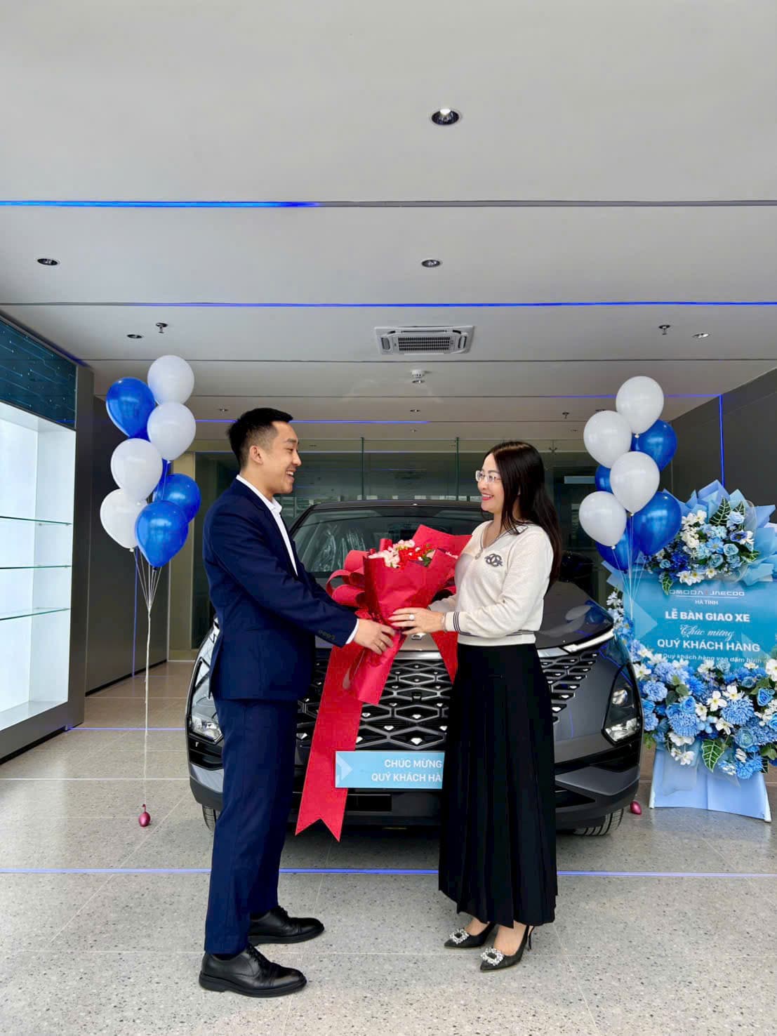 Khách hàng nhận xe Omoda Jaecoo