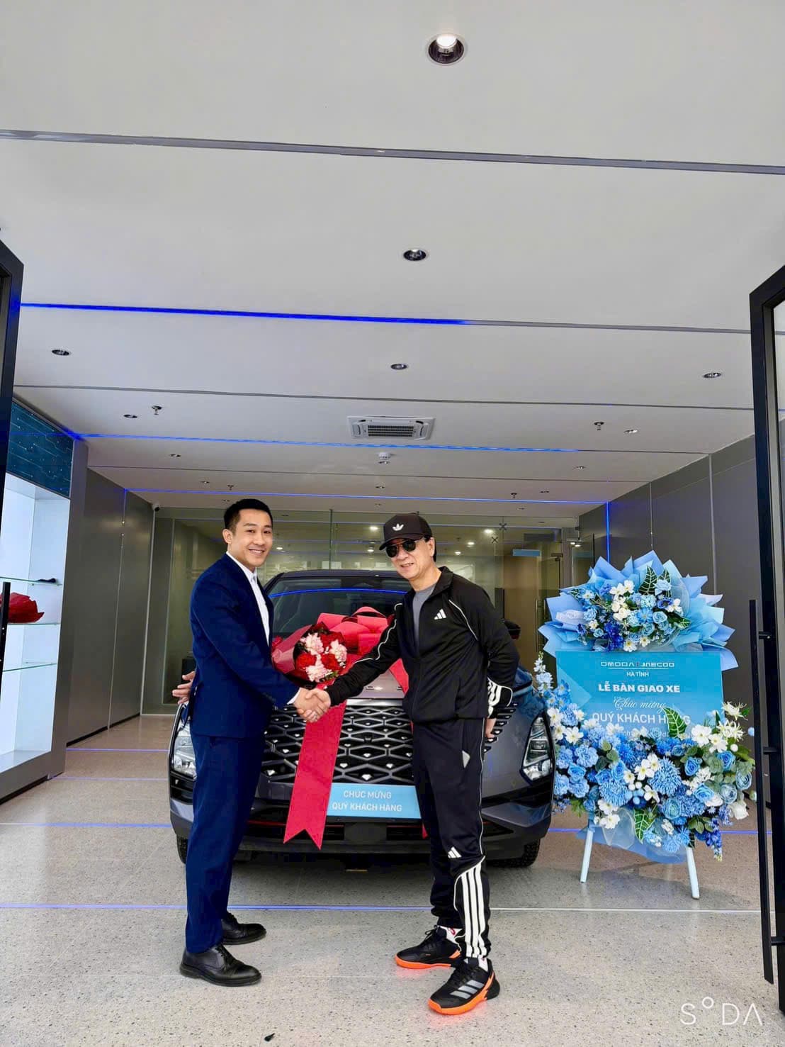 Bàn giao Omoda C5 xám – bắt tay chúc mừng