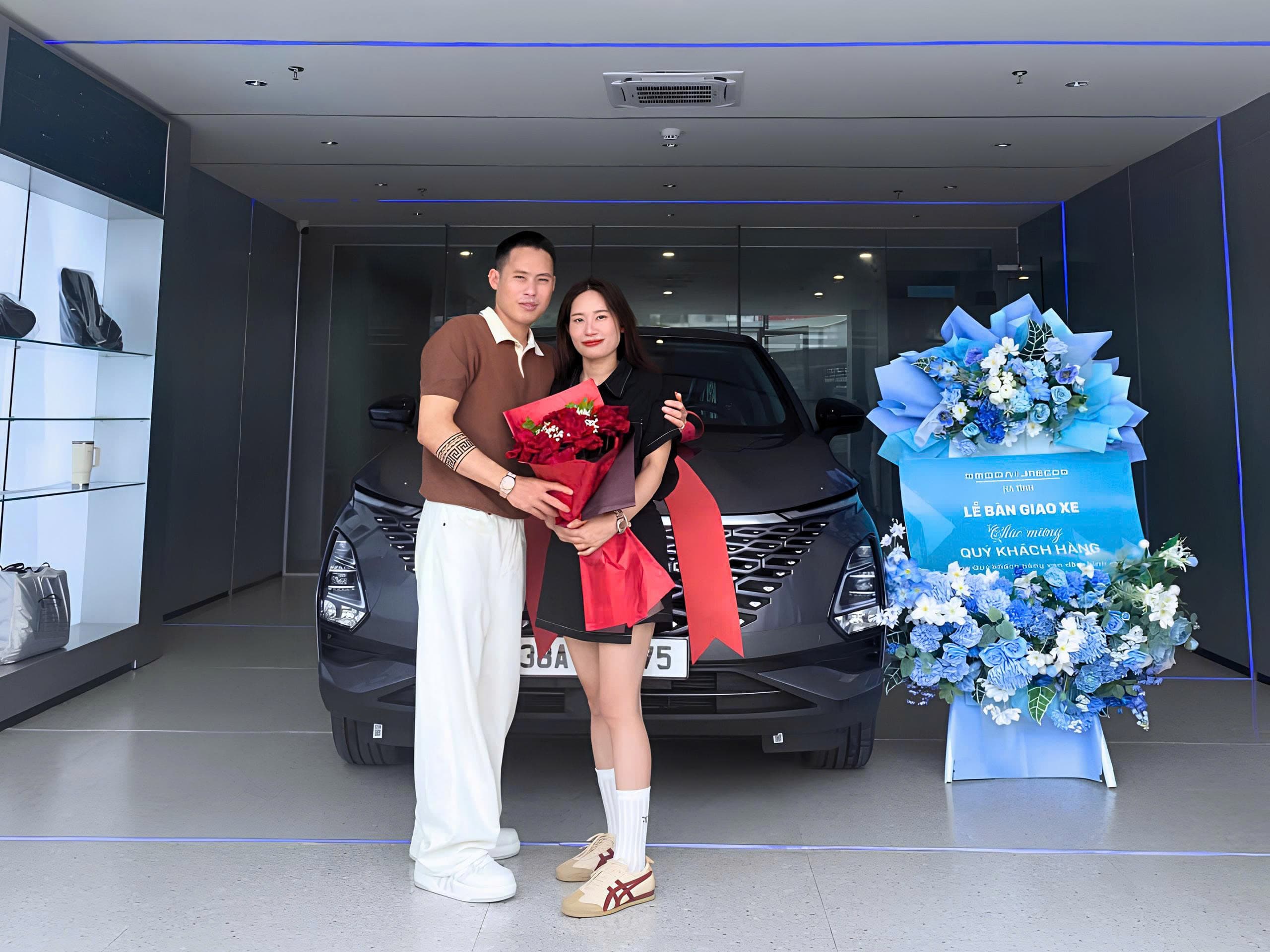 Cặp đôi nhận bàn giao Omoda C5